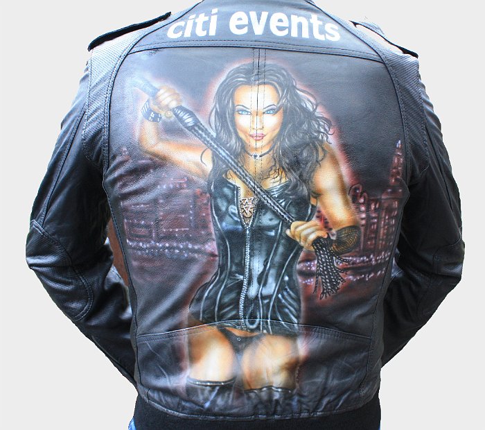 Airbrusch Lederjacke (11).jpg - Lederjacke mit Airbrush - Domina mit Peitsche. Copyright Sabine Krbecek